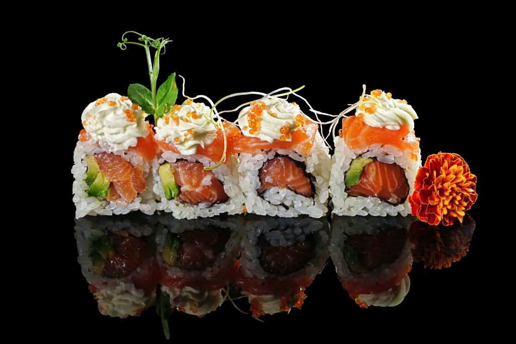 Uramaki speciale gambero panko, salmone e semi di girasole
