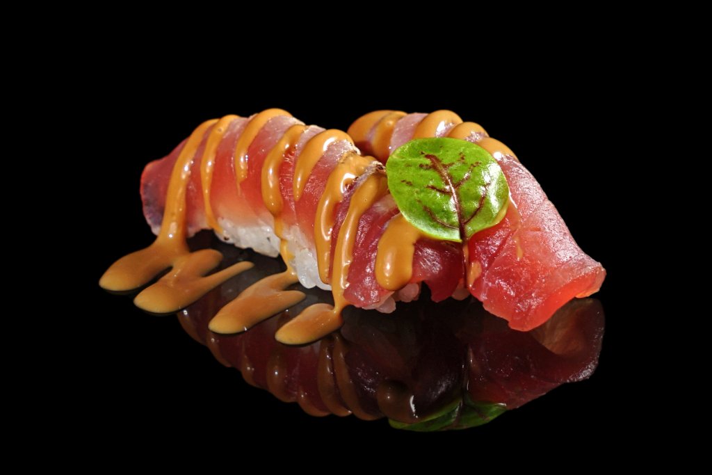 Nigiri tonno con salsa spicy