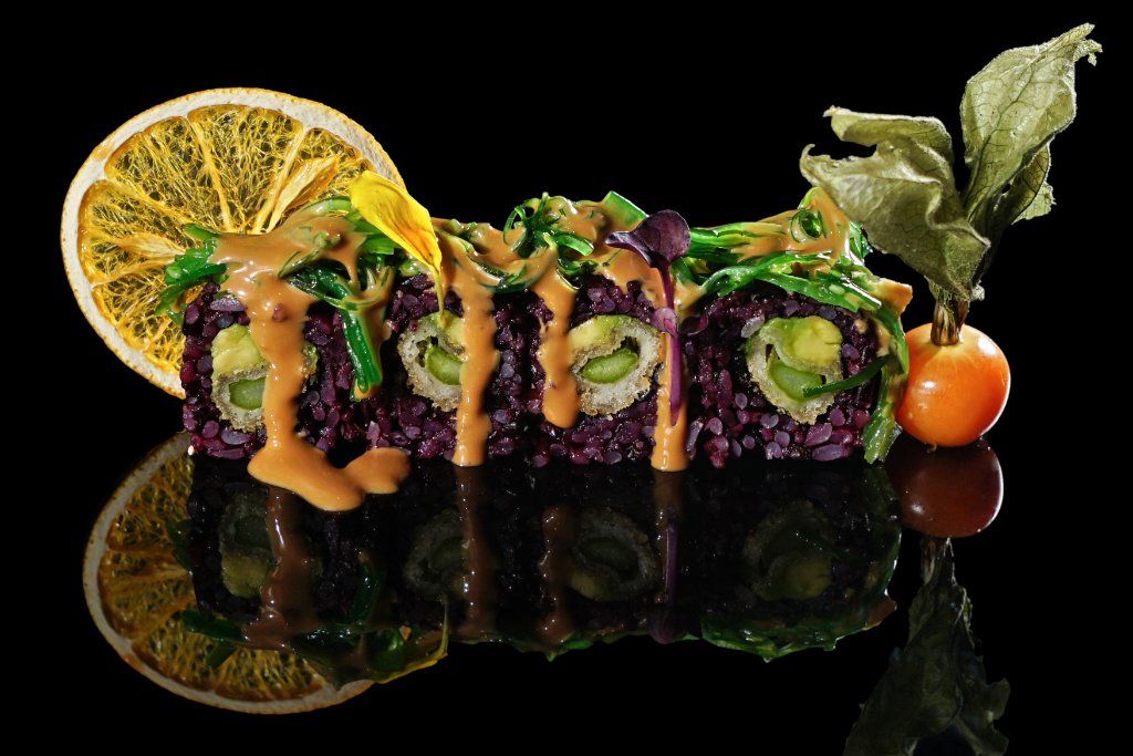 Uramaki riso venere salmone e avocado