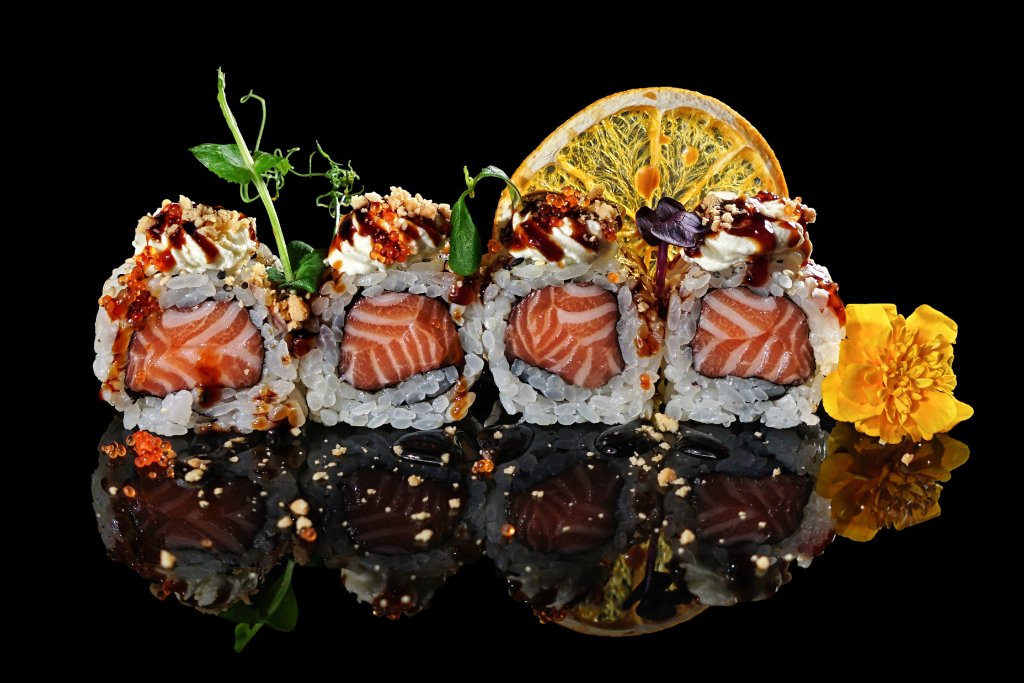 Uramaki salmone, philadelphia e tobiko