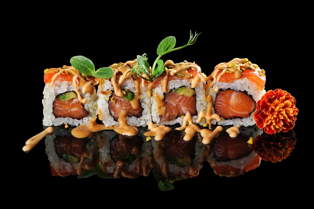 Uramaki speciale gambero panko e salmone scottato con katsuobushi