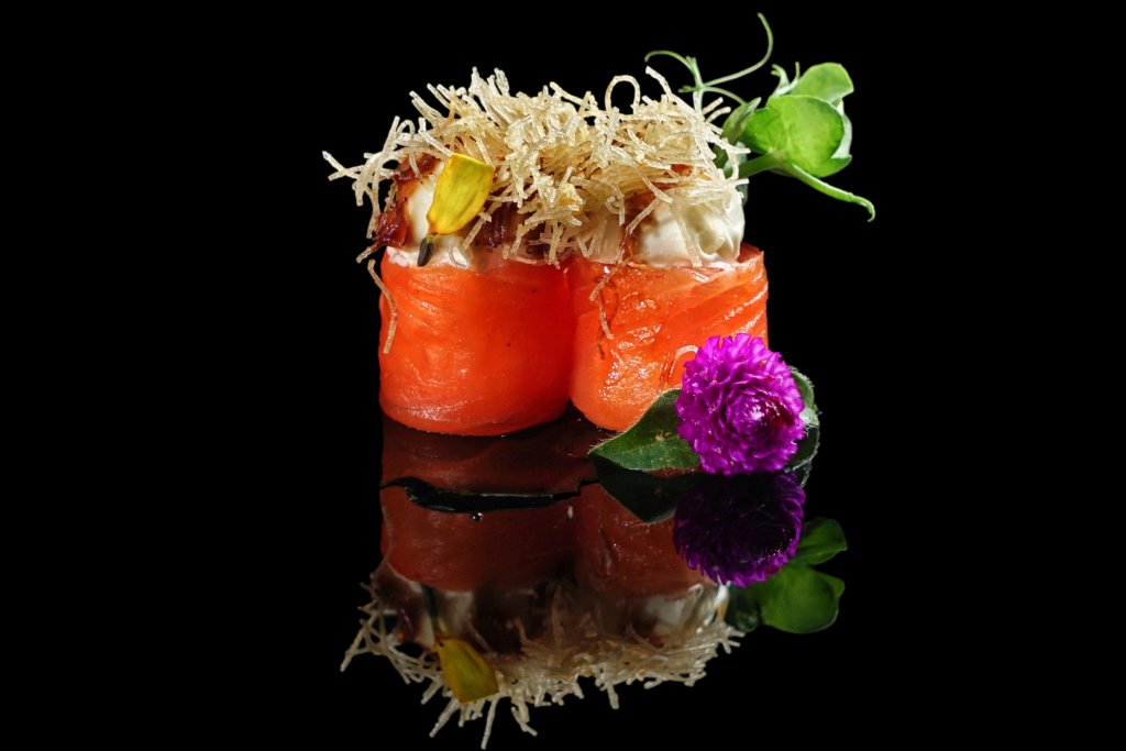 Gunkan salmone con granchio e katsuobushi