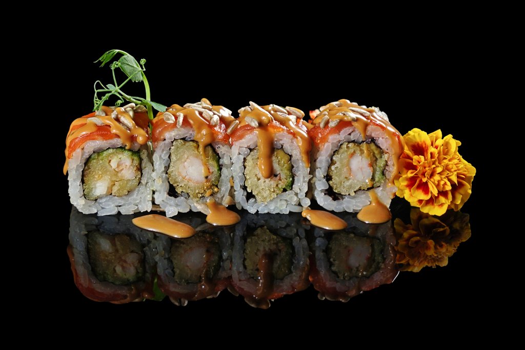 Uramaki speciale gambero panko, salmone, tobiko e semi di girasole