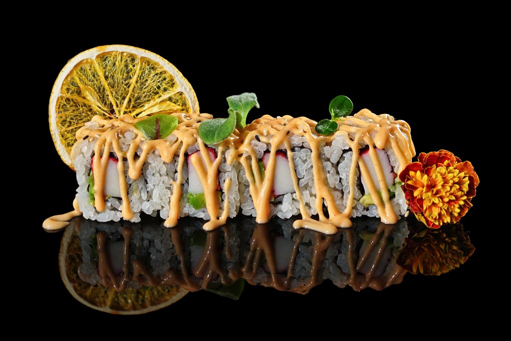 Uramaki salmone e tobiko
