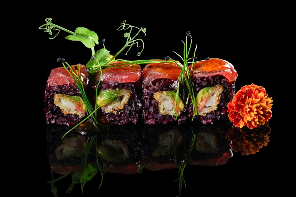 Uramaki speciale riso venere tonno, gambero panko e teriyaki