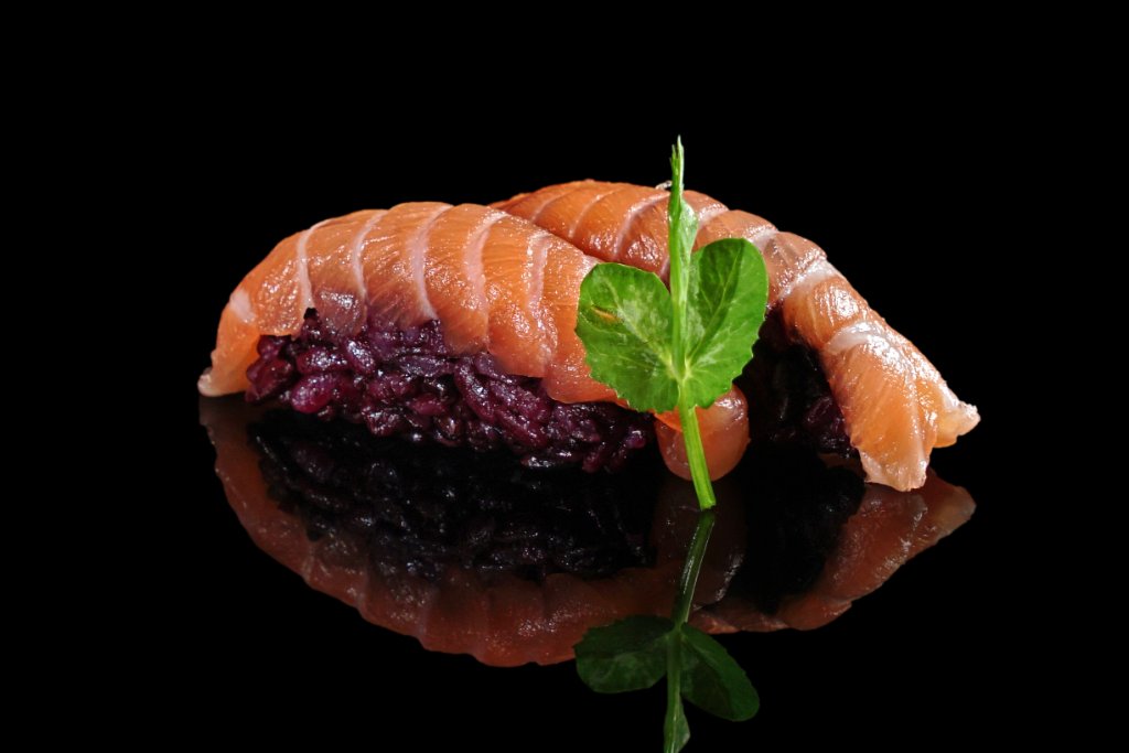 Nigiri salmone su riso venere