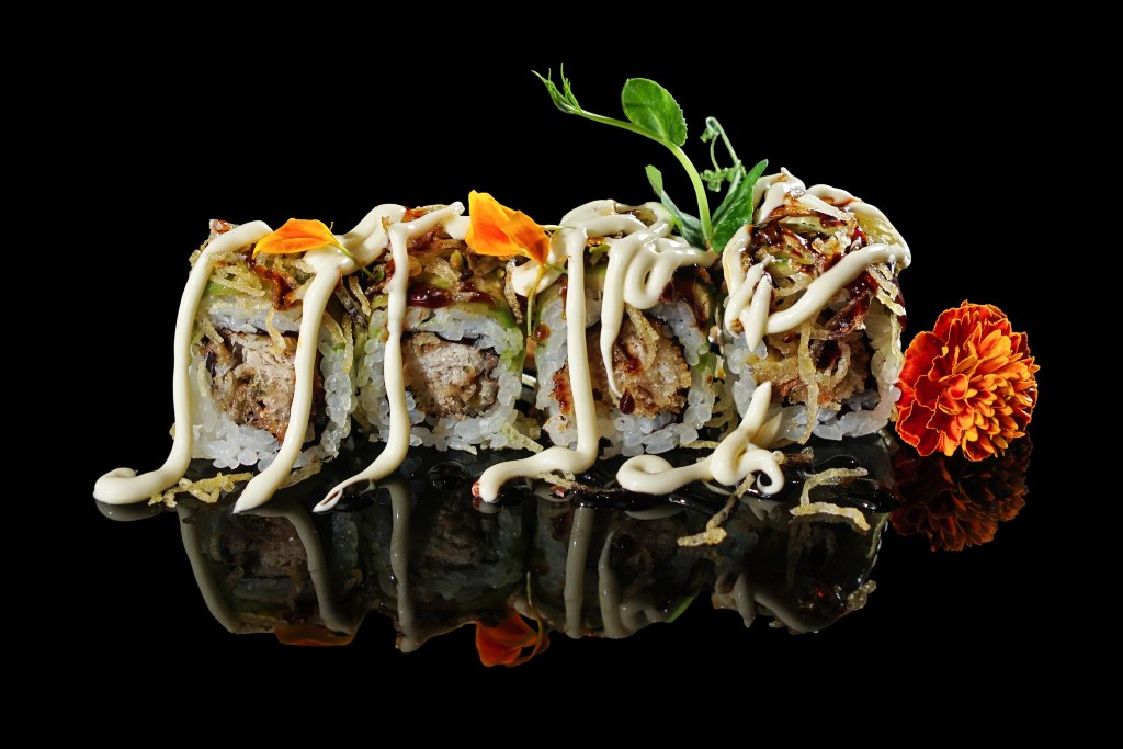 Uramaki speciale gambero panko, salmone e tobiko