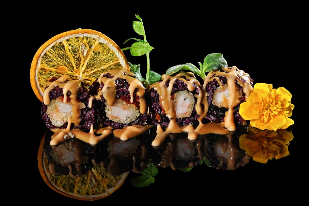 Uramaki riso venere gambero tempura