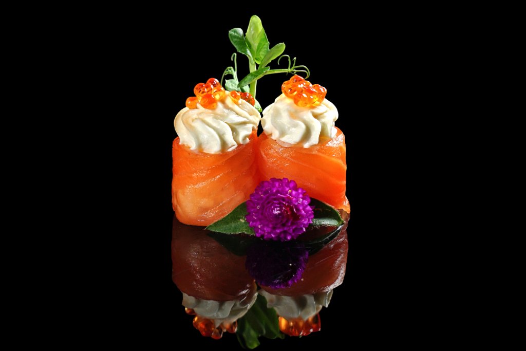 Gunkan salmone con philadelphia e uova di trota