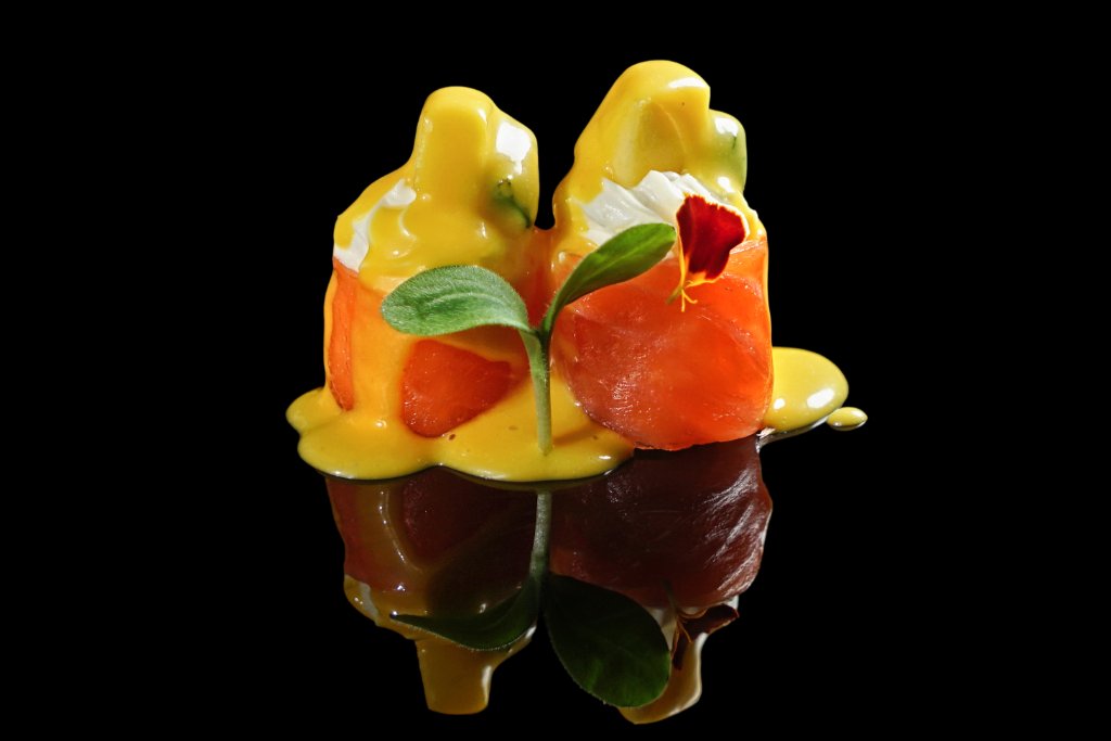 Gunkan salmone con salsa mango