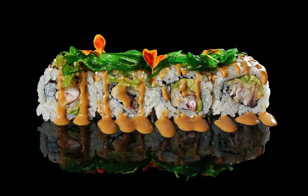 Uramaki riso venere vegetariano con wakame