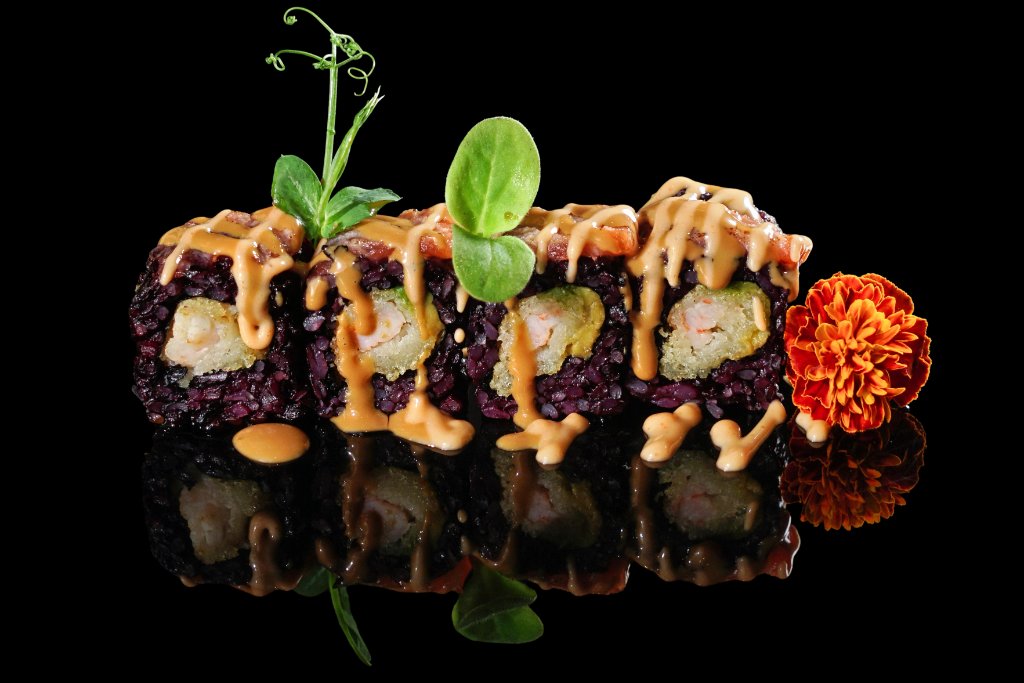 Uramaki speciale salmone, philadelphia e tobiko
