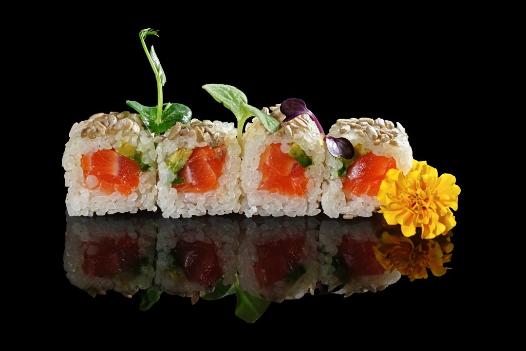 Uramaki speciale salmone, avocado e semi di girasole