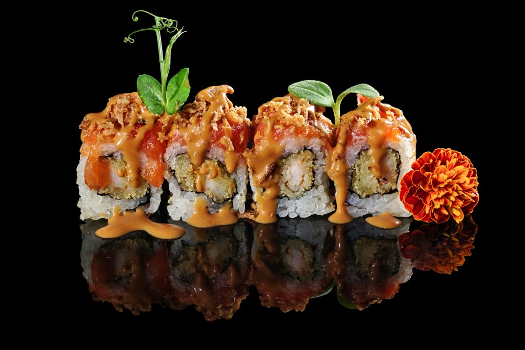 Uramaki speciale gambero panko, salmone e wakame con salsa wasabi