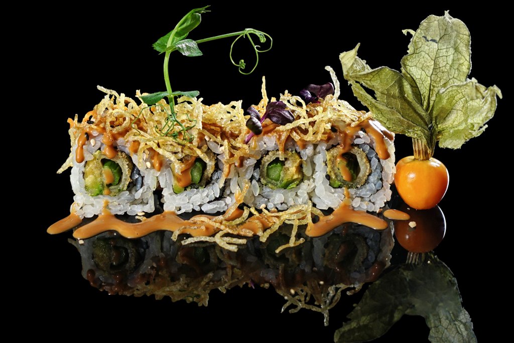 Uramaki asparagi in tempura e avocado