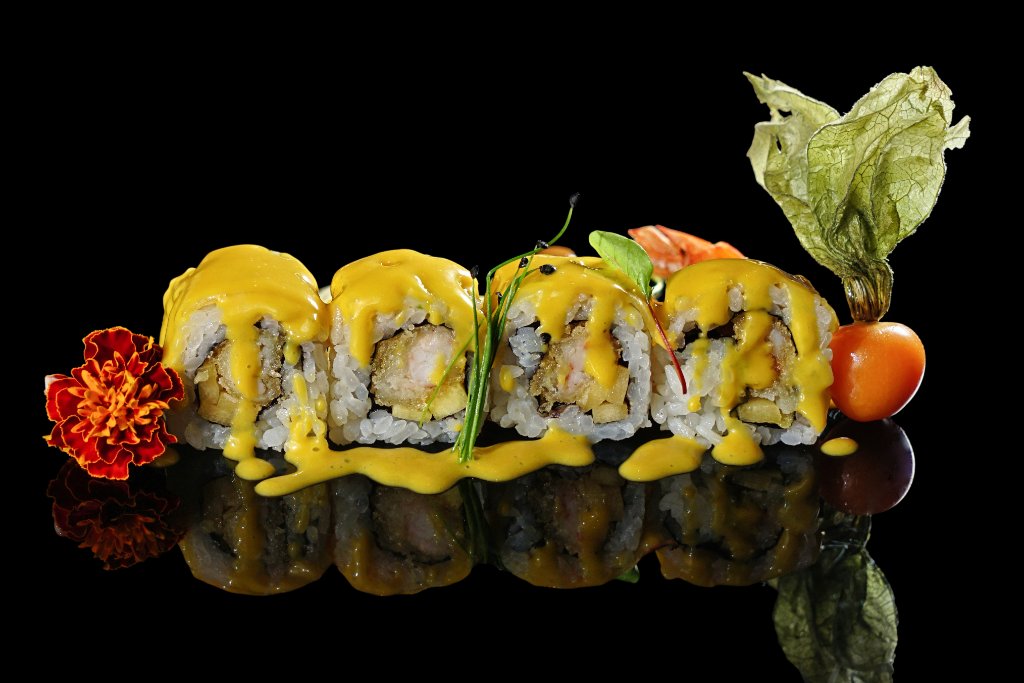 Uramaki speciale gambero panko, salmone e wakame