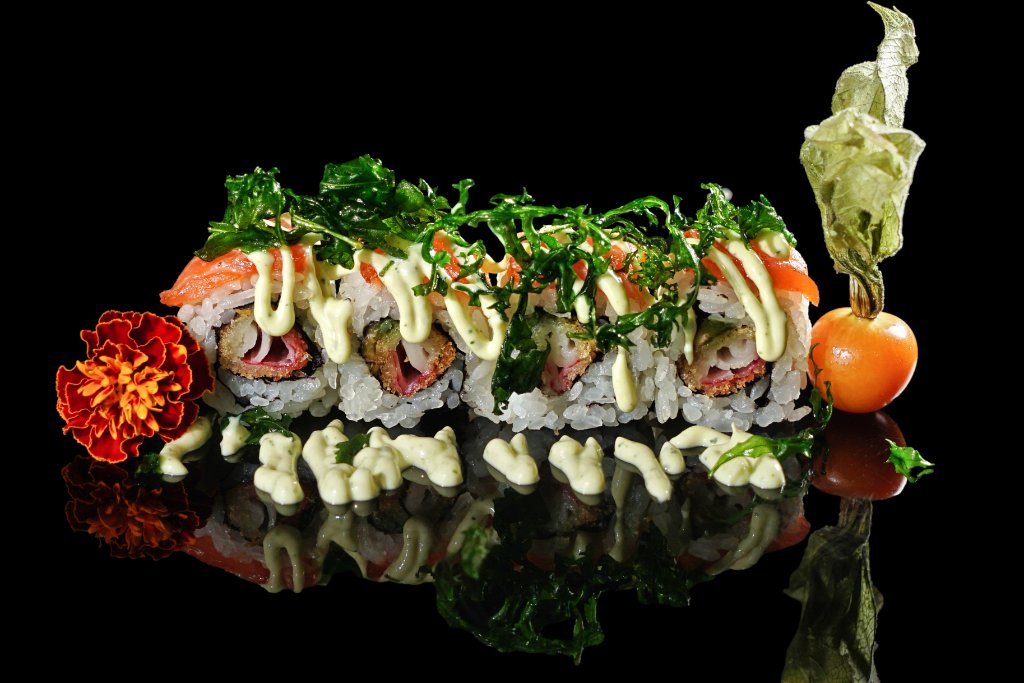 Uramaki speciale granchio, avocado e teriyaki