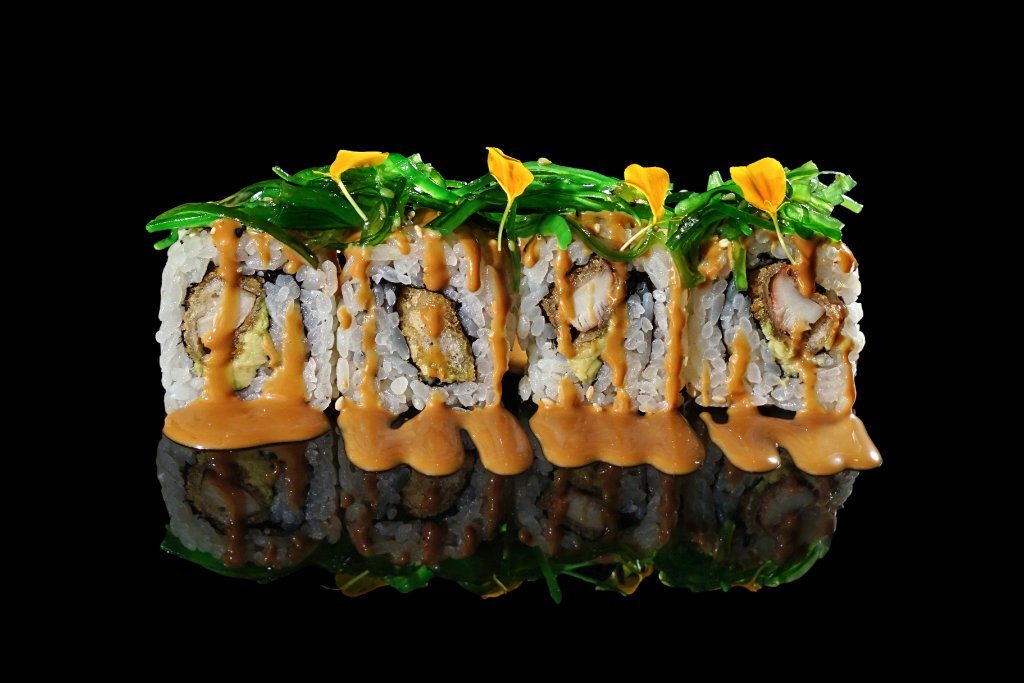 Uramaki tonno crudo e avocado con teriyaki