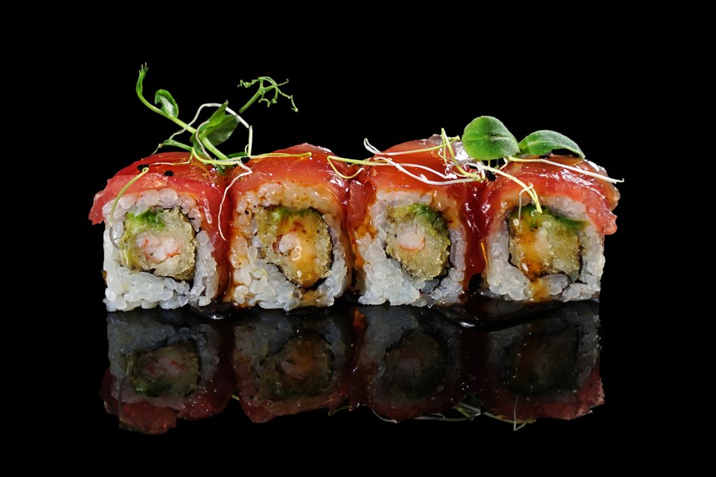 Uramaki speciale gambero panko, salmone e teriyaki con katsuobushi