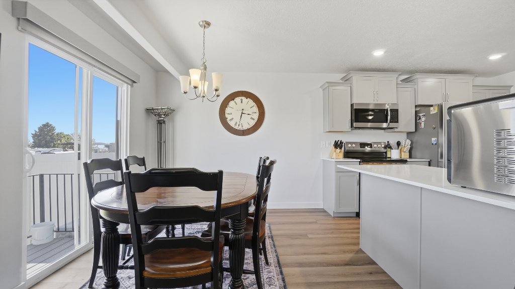 Kitchen & Dining