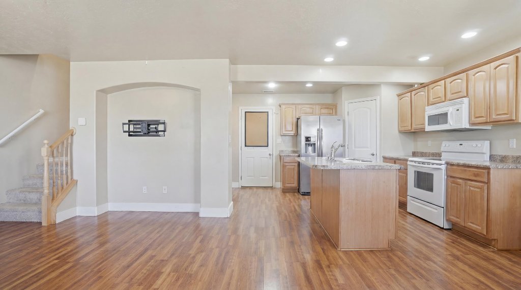 Kitchen & Living