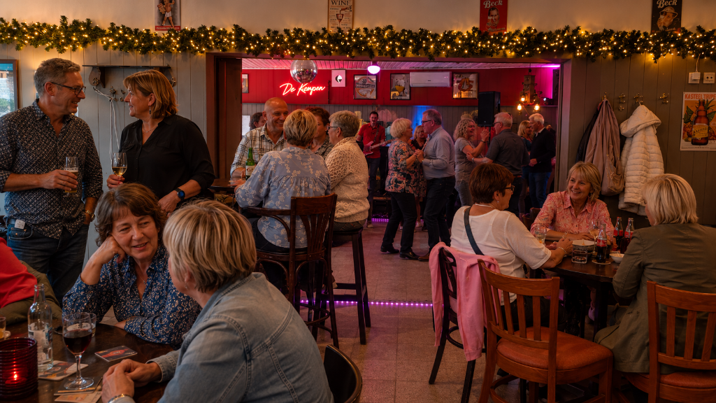 Dansende mensen in Café De Kempen