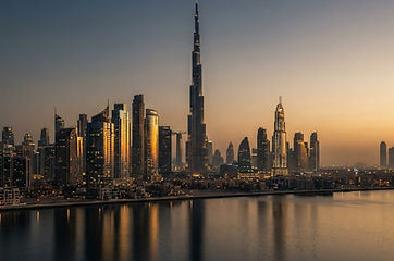 Ile kosztuje mieszkanie w Dubaju: panorama miasta o zmierzchu
