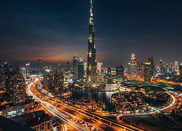 Ciekawostki o Dubaju: Burj Khalifa nocą nad panoramą miasta