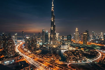 Ciekawostki o Dubaju: Burj Khalifa nocą nad panoramą miasta