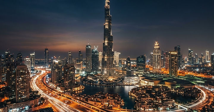 Ciekawostki o Dubaju: Burj Khalifa nocą nad panoramą miasta