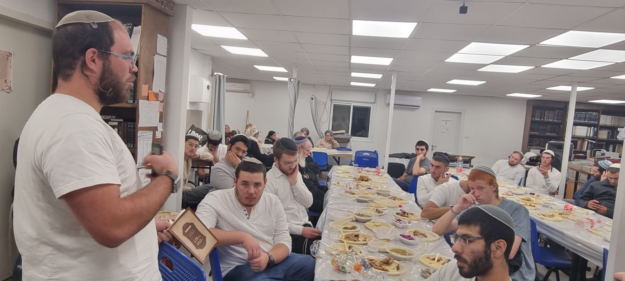 סעודת פורים בישיבה