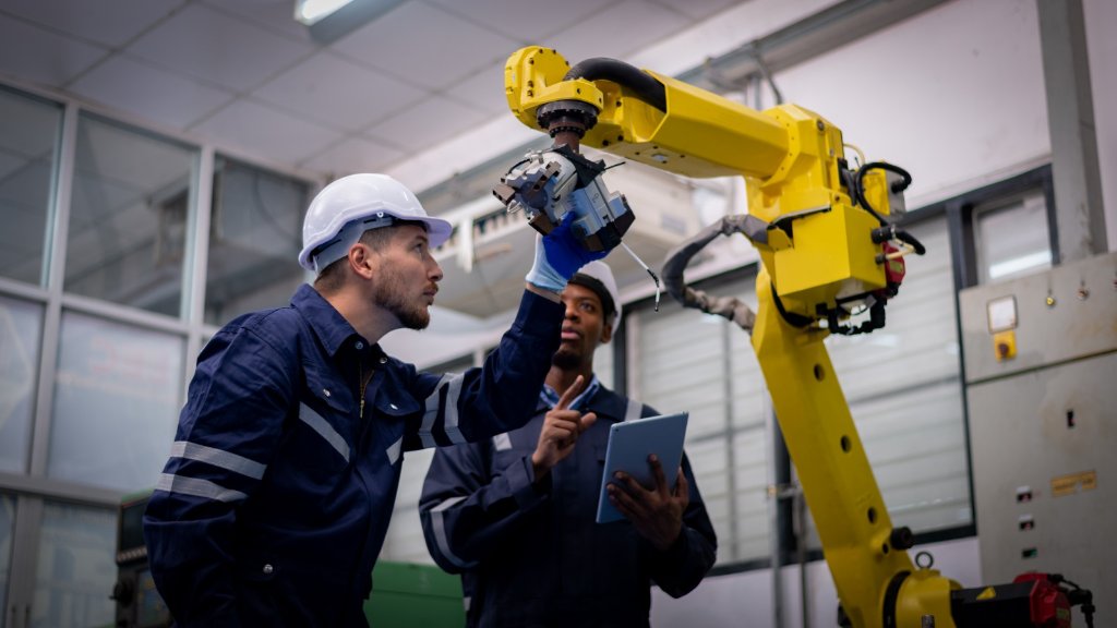 Fábricas con Robots Detenidos por Falta de Programadores: El Desafío de Talento 4.0 en México