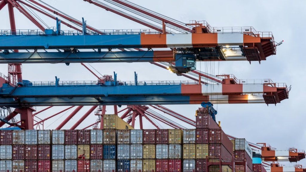 Lázaro Cárdenas automatiza: 12 grúas eléctricas y capacidad para 2.5 millones de TEUs