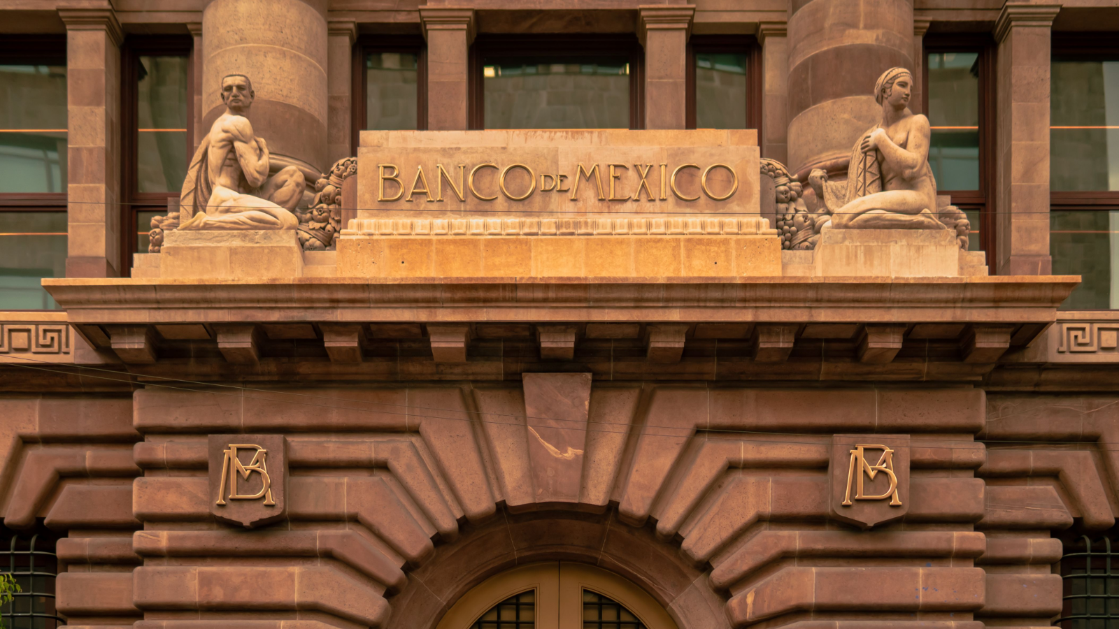 Banxico mantiene 6.5% y se desmarca de la Fed: lo que eso dice sobre el ciclo industrial de México