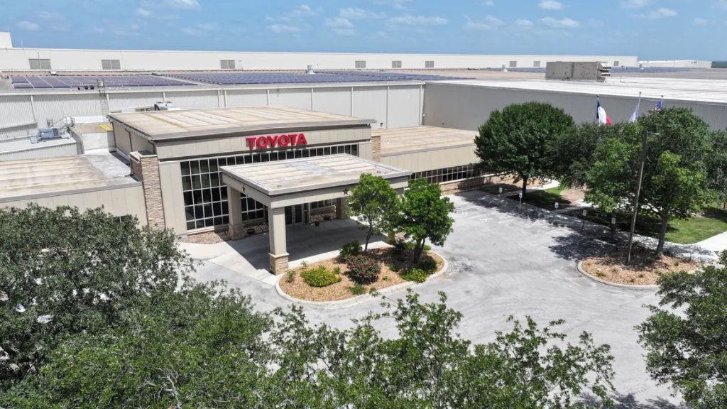 Automotriz en reconfiguración: Toyota sale, GM invierte, el mapa cambia