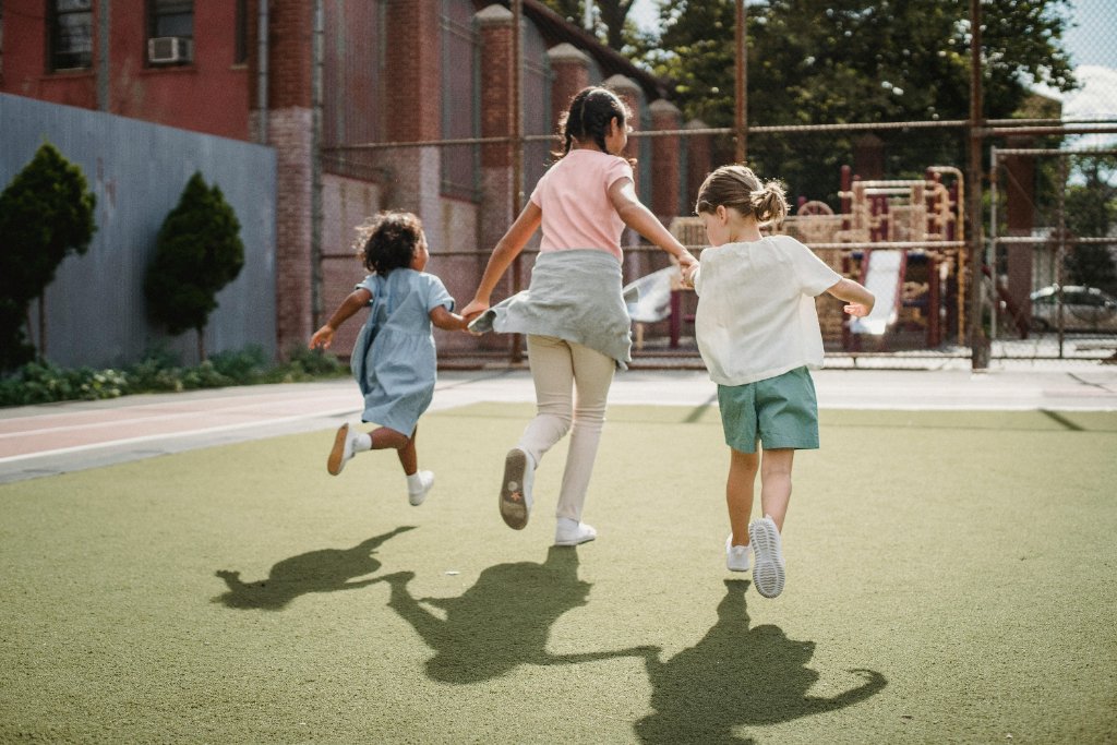 Enfants jouant dehors