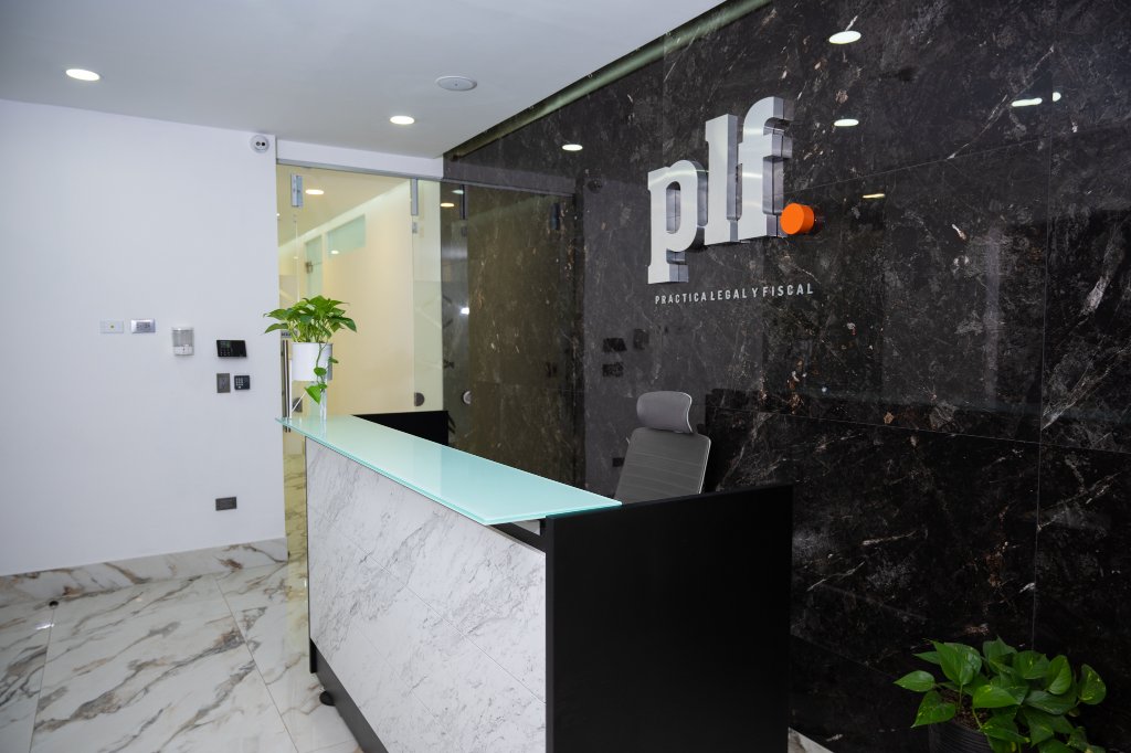 Recepción PLF — Desk con logo