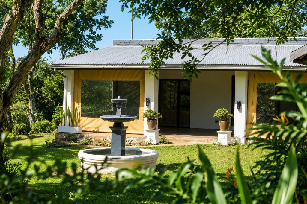 Estate exterior with fountain