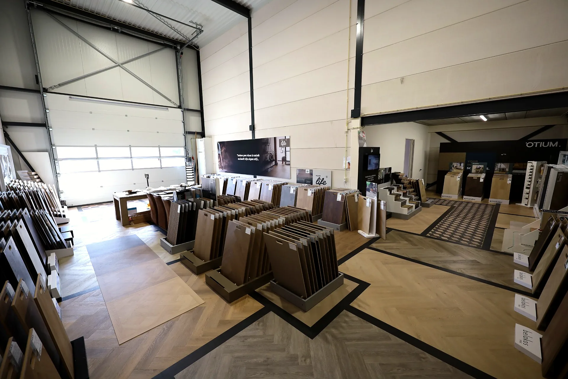 Overzicht van de showroom met visgraatvloeren