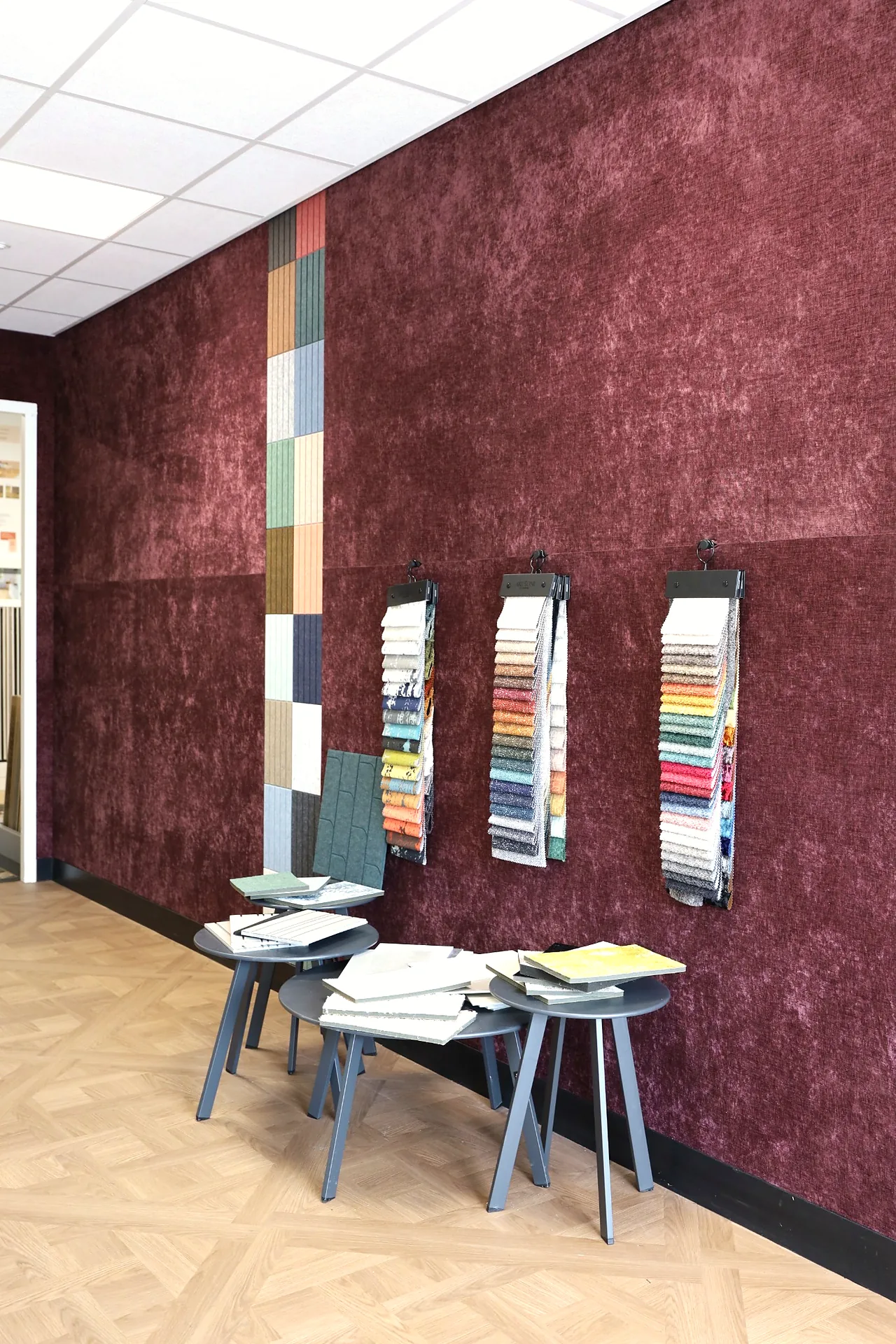 Akoestische wand met stalen van raamdecoratie