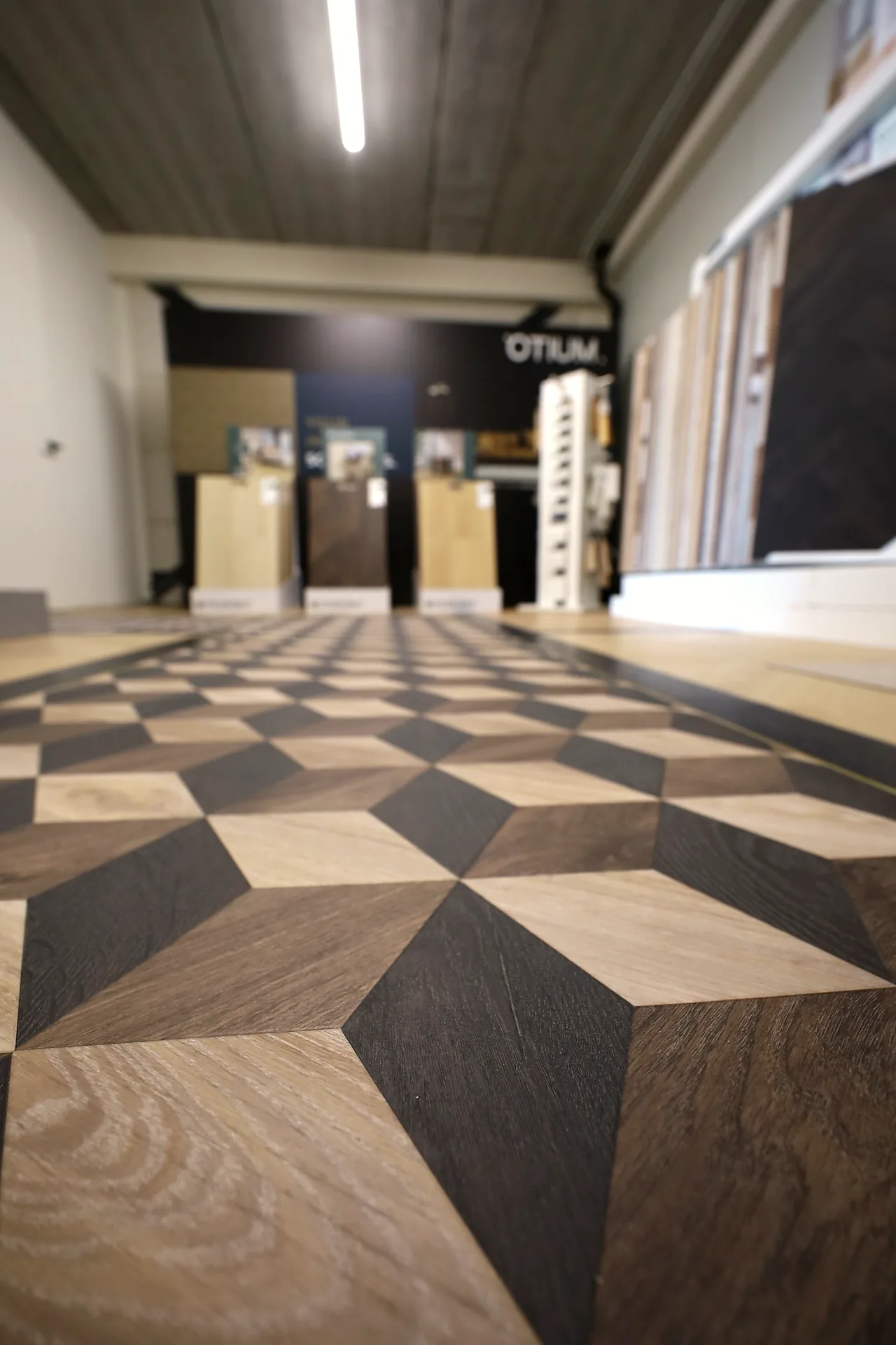 Kubuspatroon vloer in de showroom