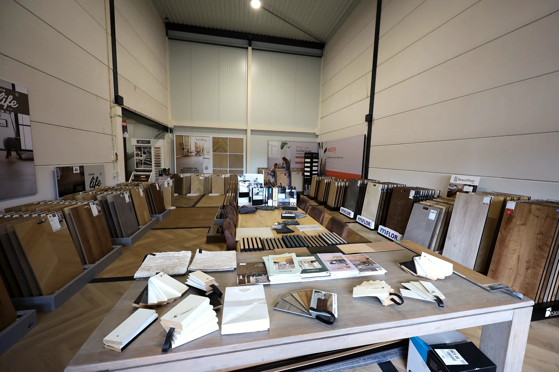 Adviestafel met stalen in de showroom