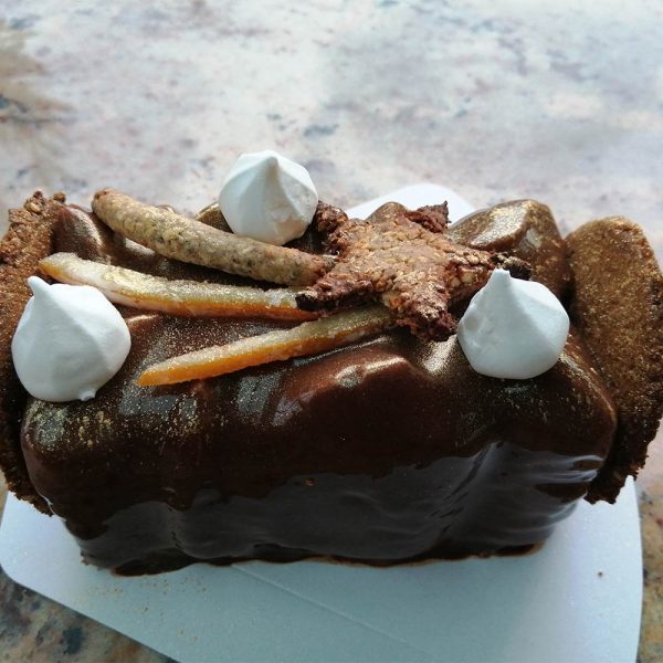 Entremet chocolat noir insert caramel — pâtisserie sans gluten artisanale à Saint-Malo