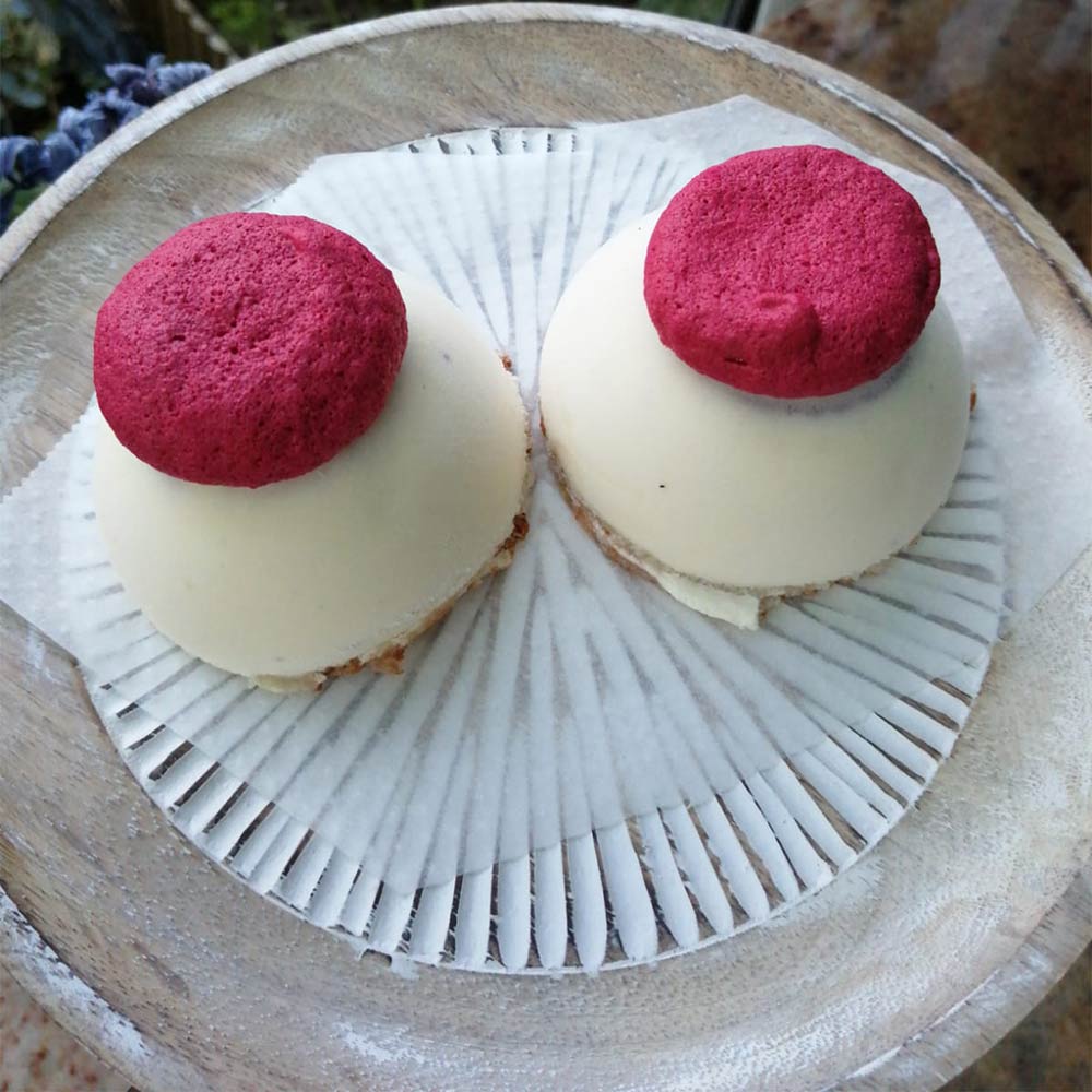 Entremet chocolat blanc insert fruits rouges sans gluten – La Palabre Malouine