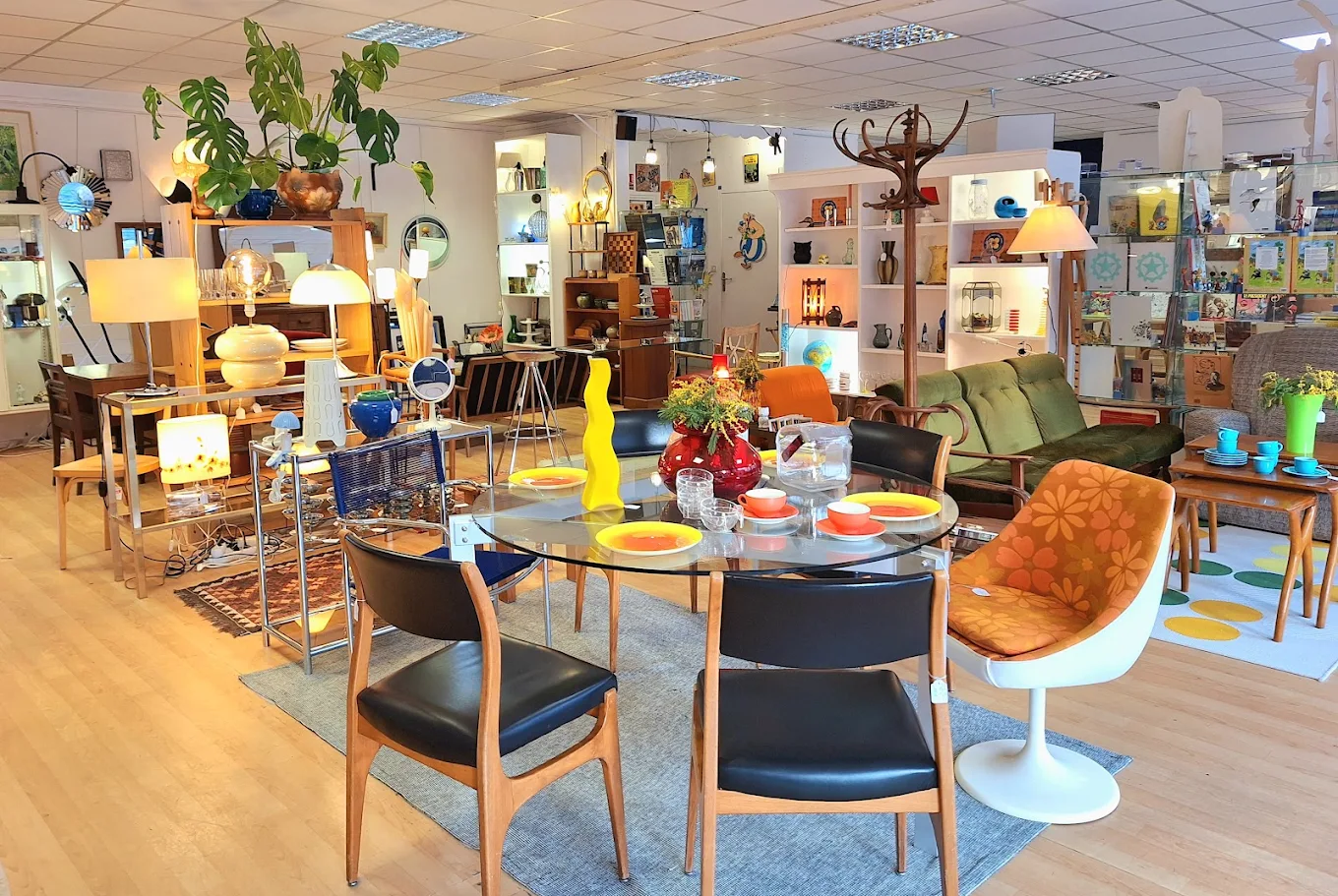 Les insolites, brocante à Nantes, pris en photo par M LAVIE pour Google Maps