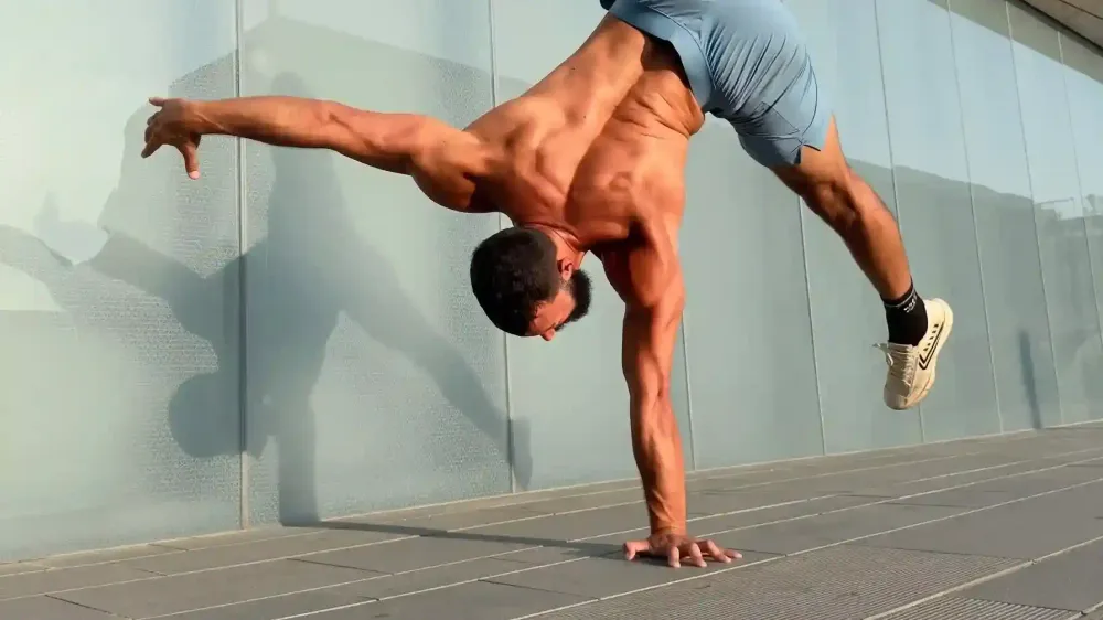 MASTER YOUR HANDSTAND