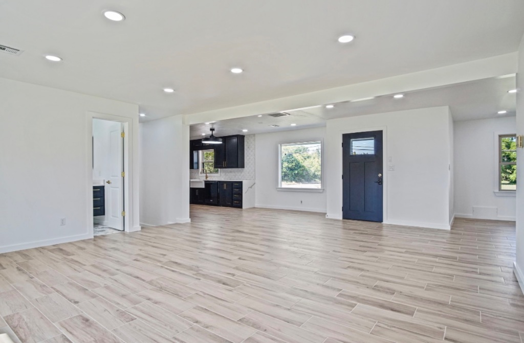 Living Area & Kitchen View