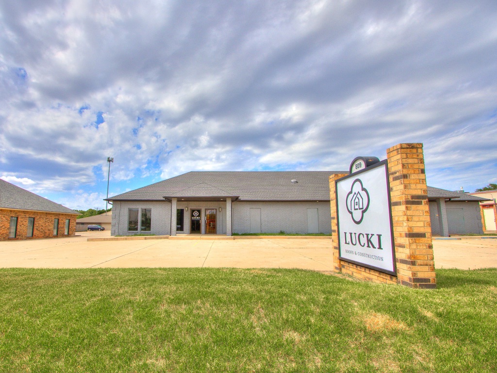 LUCKI Roofs & Construction professional crew working on Oklahoma home