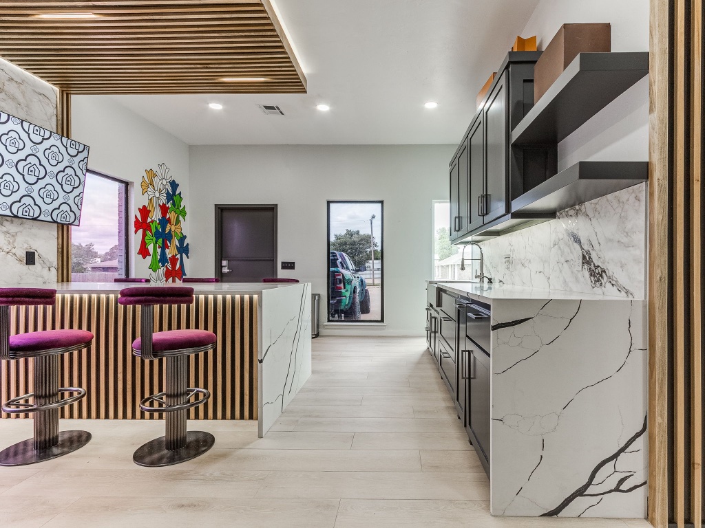 Kitchen Island & Bar Area
