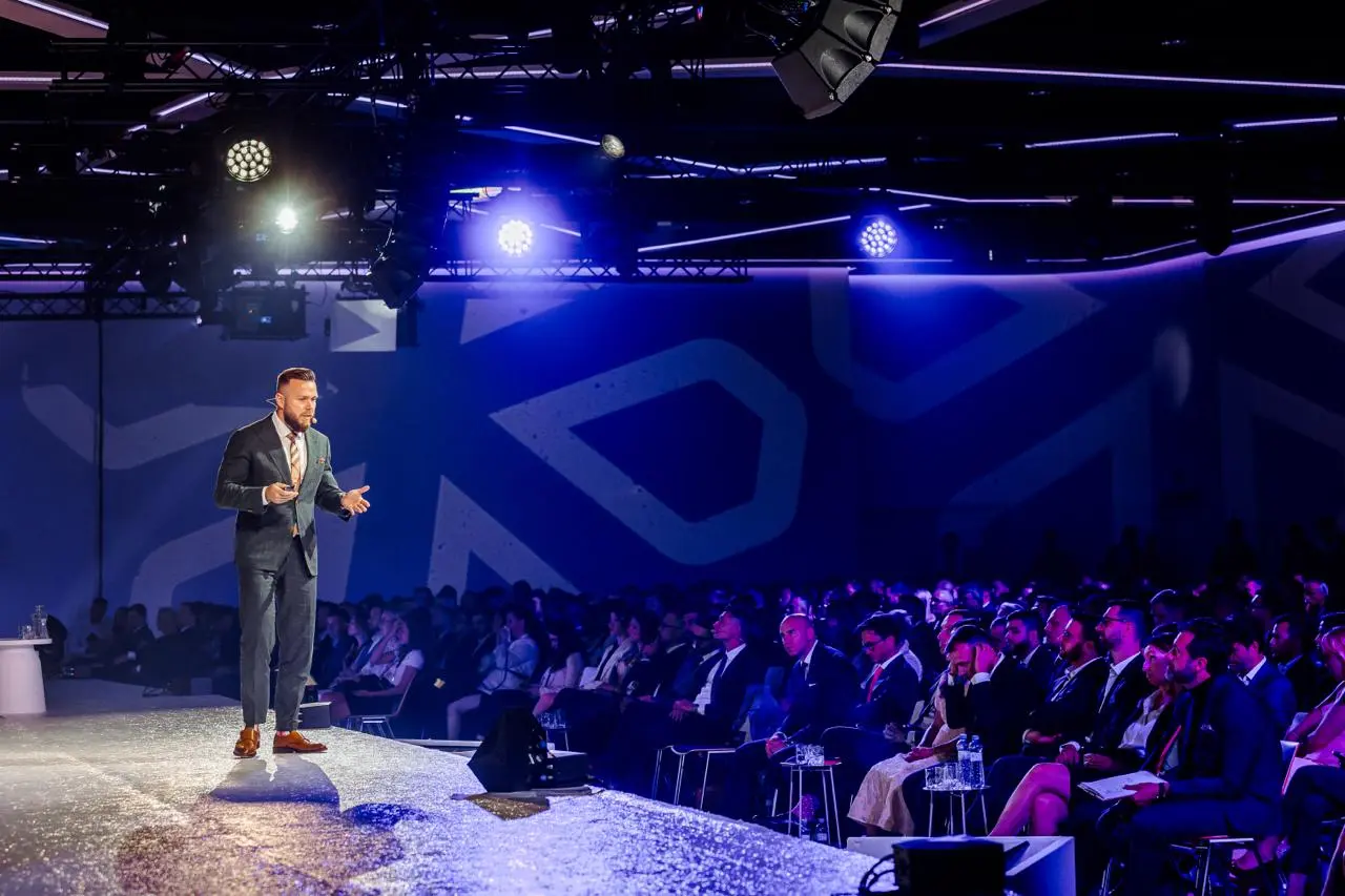 Tomáš Hudeček — konference s publikem
